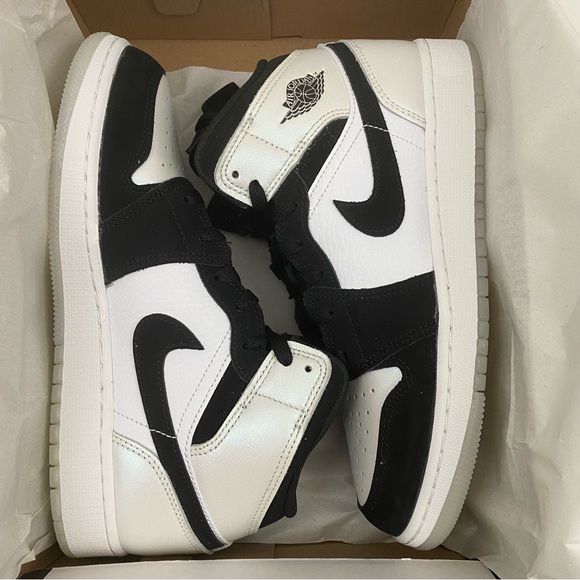 Jordan 1 Mid (GS) Diamond Shorts Sneakers - Picture 5 of 8